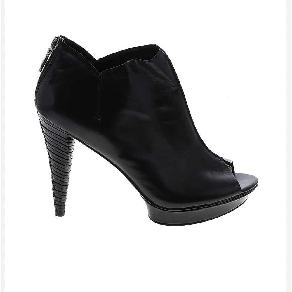 B. Makowsky Black Leather Peep Toe Booties Size 6